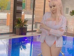 最近的Alina Becker更新了纲手cos，偏偏又让我脑补她在绝境中优雅翻滚！